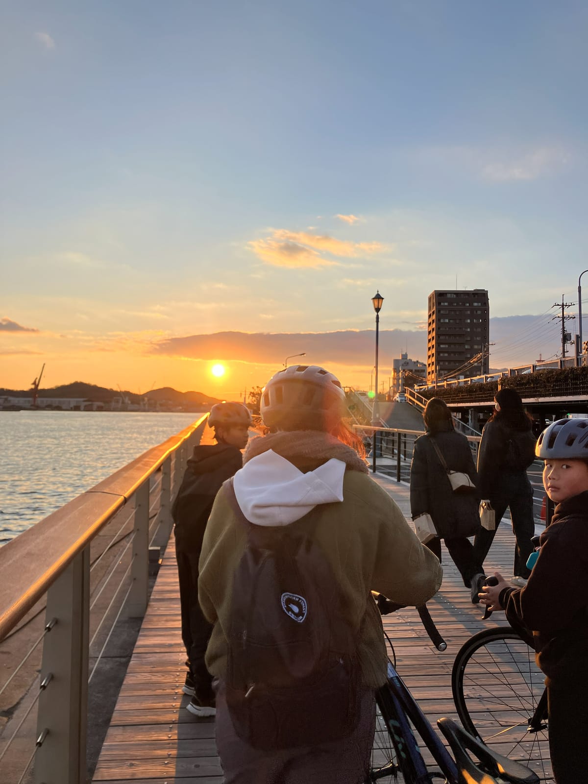 夕日の中、家族でサイクリング